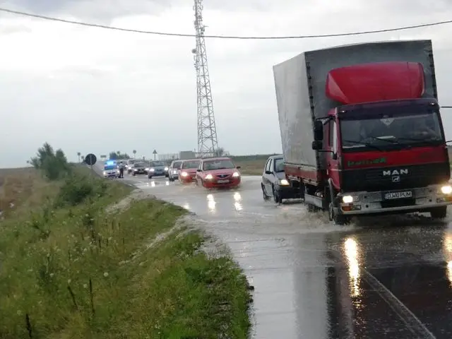 Foto FOTO&VIDEO. Inundaţii la Negreni. Apa a intrat în gospodăriile şi casele oamenilor