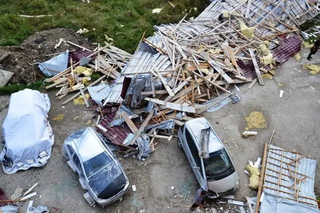 Foto FOTO. Acoperișul unui bloc din Scornicești, luat pe sus de vijelie