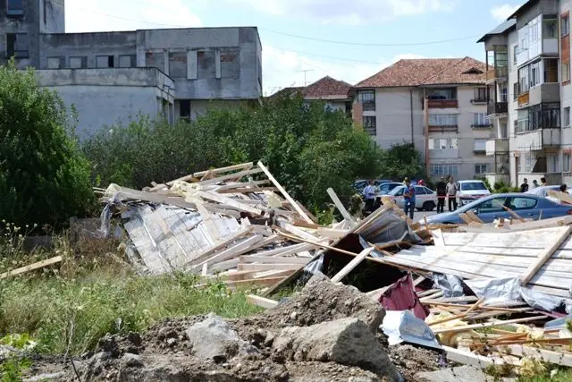 Foto FOTO. Acoperișul unui bloc din Scornicești, luat pe sus de vijelie