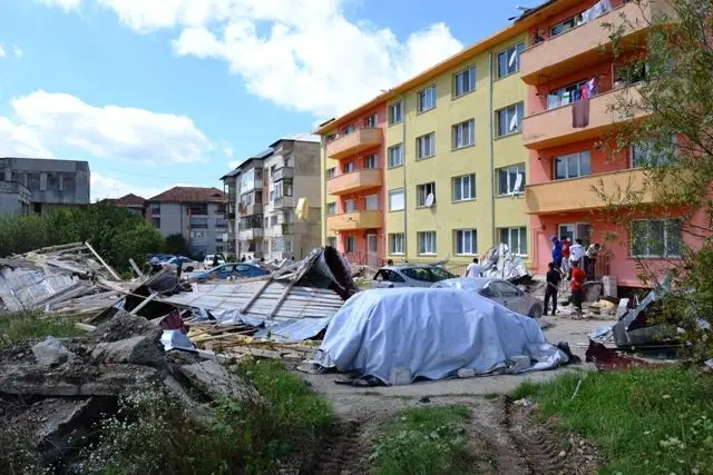 Foto FOTO. Acoperișul unui bloc din Scornicești, luat pe sus de vijelie