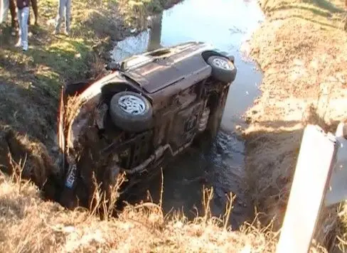 Foto Accident mortal la Studina. Un autoturism a plonjat într-un pârâu
