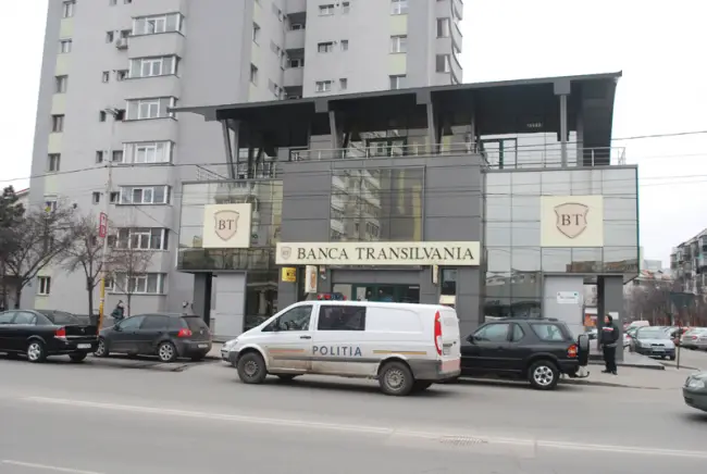 Foto UPDATE. Angajatul Băncii Transilvania din Slatina şi alte două persoane, reţinute de procurorii DIICOT