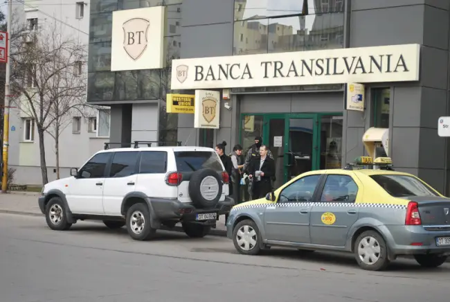 Foto UPDATE. Angajatul Băncii Transilvania din Slatina şi alte două persoane, reţinute de procurorii DIICOT