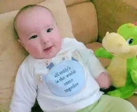 Foto Bebeluşul stă în funduleţ - când şi cum