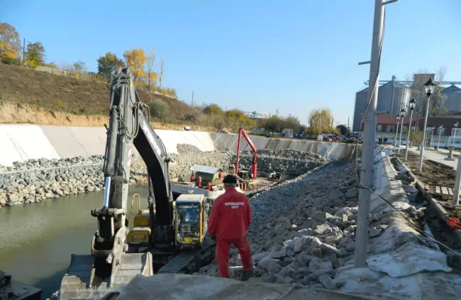 Foto FOTO. Portul Turistic Corabia ia viteză. Muncitorii lucrează de zor pentru amenajarea falezei Dunării