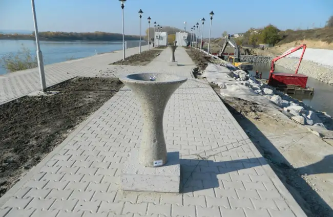 Foto FOTO. Portul Turistic Corabia ia viteză. Muncitorii lucrează de zor pentru amenajarea falezei Dunării