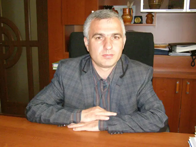 Foto  Afaceri ilegale care pun în pericol vieţile oamenilor la Curtişoara. Primarul, suspect de complicitate