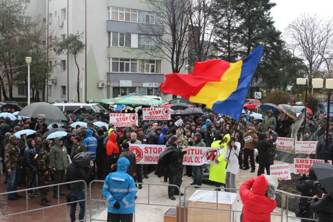 Foto FOTO&VIDEO. Opriţi jaful de pe râul Olt! Pescarii au protestat împotriva braconajului şi pescuitului comercial