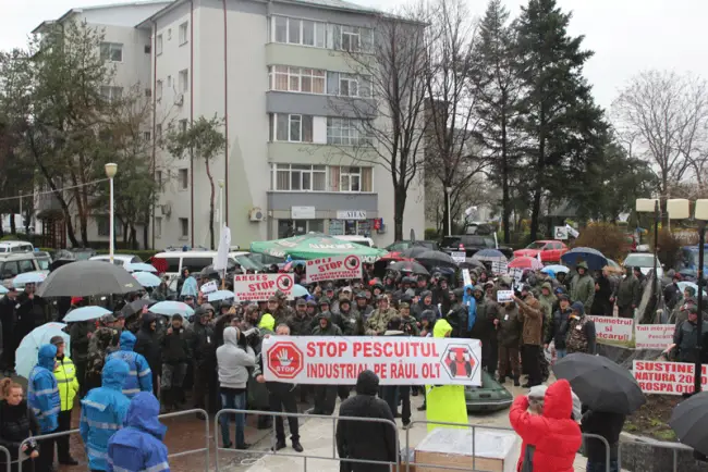 Foto FOTO&VIDEO. Opriţi jaful de pe râul Olt! Pescarii au protestat împotriva braconajului şi pescuitului comercial