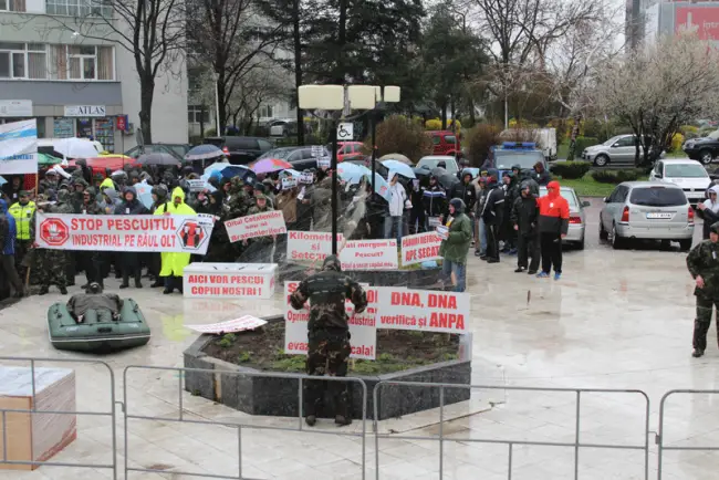 Foto FOTO&VIDEO. Opriţi jaful de pe râul Olt! Pescarii au protestat împotriva braconajului şi pescuitului comercial