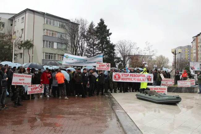 Foto FOTO&VIDEO. Opriţi jaful de pe râul Olt! Pescarii au protestat împotriva braconajului şi pescuitului comercial