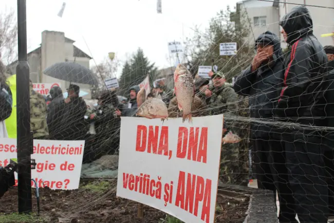 Foto FOTO&VIDEO. Opriţi jaful de pe râul Olt! Pescarii au protestat împotriva braconajului şi pescuitului comercial