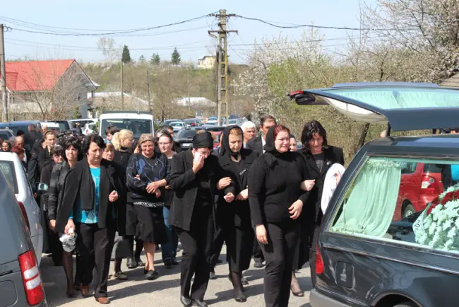 Foto FOTO & VIDEO. Nepotul fostului dictator Nicolae Ceauşescu, înmormântat cu onoruri militare, la Scorniceşti