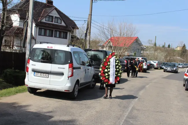 Foto FOTO & VIDEO. Nepotul fostului dictator Nicolae Ceauşescu, înmormântat cu onoruri militare, la Scorniceşti