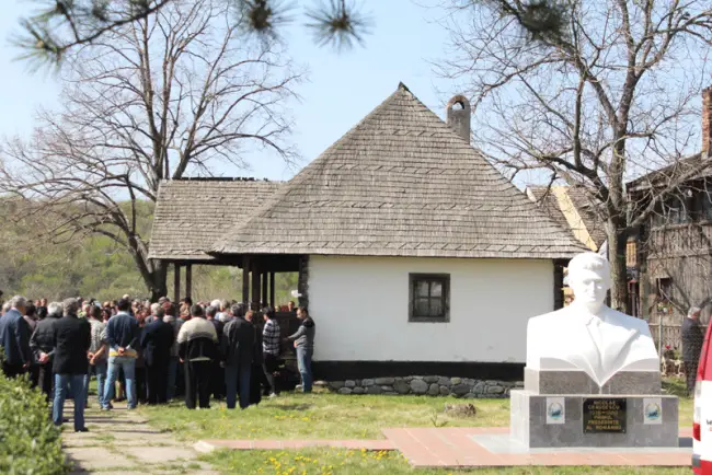 Foto FOTO & VIDEO. Nepotul fostului dictator Nicolae Ceauşescu, înmormântat cu onoruri militare, la Scorniceşti