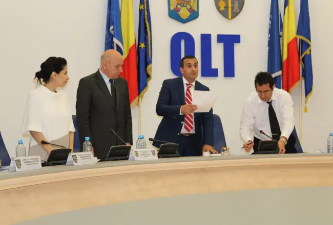 Foto FOTO. Noul CJ Olt, validat. Marius Oprescu, preşedinte, iar Virgil Delureanu şi Ioan Ciugulea, vicepreşedinţi