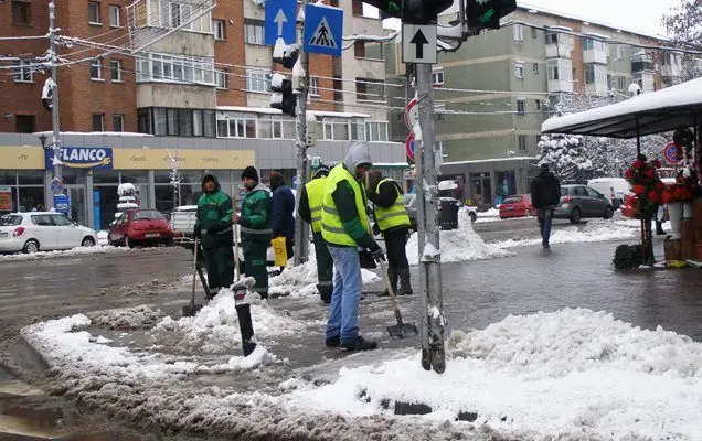 Foto Contractul cu Salubris, modificat oficial. Firma de salubritate rămâne doar cu măturarea şi deszăpezirea străzilor din Slatina