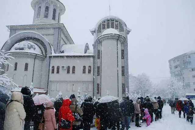 Foto FOTO. Boboteaza, prăznuită la Catedrala Episcopală din Slatina. După procesiune, credincioşii au luat „Agheasma Mare”