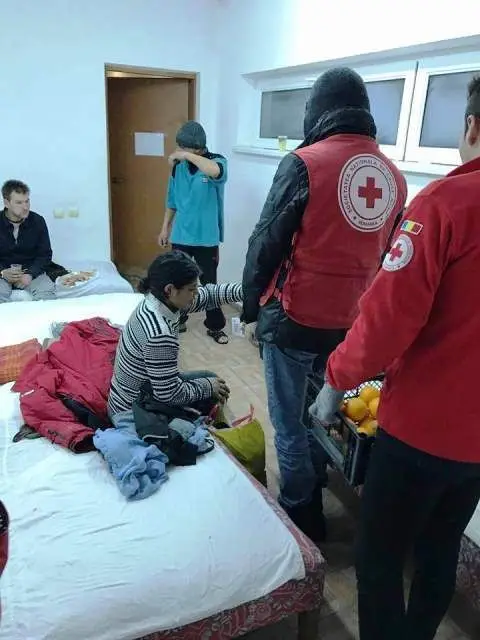 Foto FOTO. Voluntarii de la Crucea Roşie Olt, alături de oamenii fără adăpost