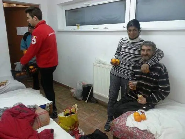 Foto FOTO. Voluntarii de la Crucea Roşie Olt, alături de oamenii fără adăpost