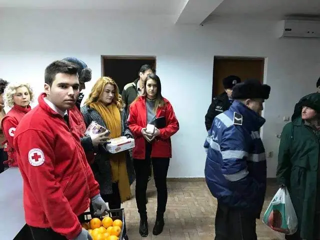 Foto FOTO. Voluntarii de la Crucea Roşie Olt, alături de oamenii fără adăpost