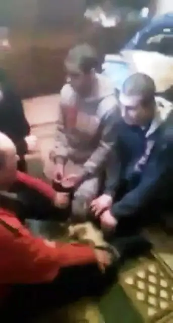 Foto Adolescenţi sechestraţi şi bătuţi de doi bărbaţi din Giuvărăşti, care îi acuză de furt. Bătaia, filmată cu telefonul mobil 