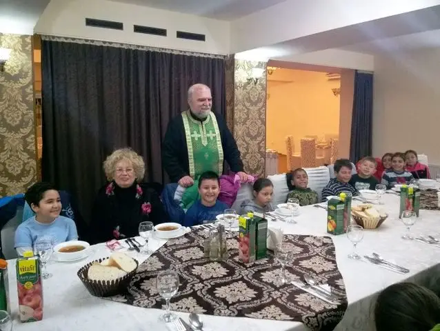 Foto FOTO. Preotul Iagăru, acţiune caritabilă pentru copii nevoiaşi din Caracal şi Dăneasa