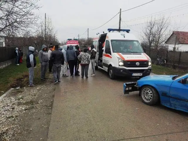 Foto GALERIE FOTO. Trei tineri răniţi după ce autoturismul în care se aflau a lovit o maşină parcată, Strejeşti