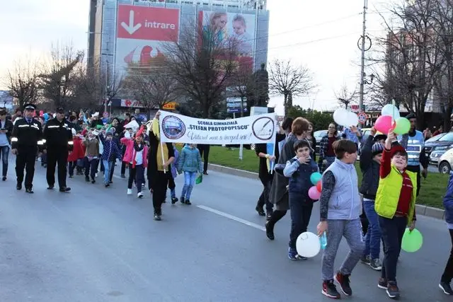 Foto FOTO. Peste 400 de elevi din Slatina, în Marşul Francofoniei pe străzile oraşului