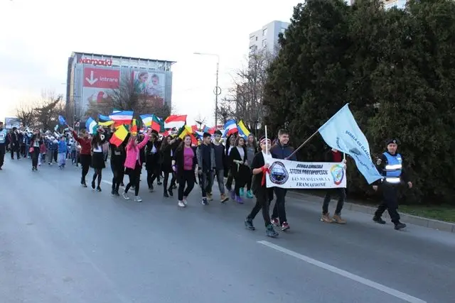Foto FOTO. Peste 400 de elevi din Slatina, în Marşul Francofoniei pe străzile oraşului