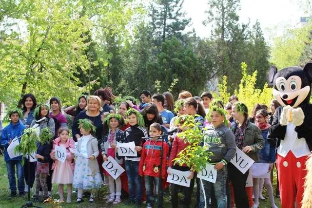 Foto Zeci de copii din căsuţele de tip familial, petrecere şi voie bună în curtea DGASPC Olt