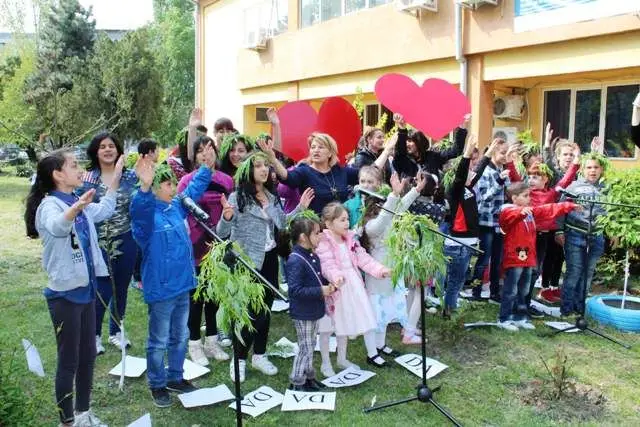 Foto Zeci de copii din căsuţele de tip familial, petrecere şi voie bună în curtea DGASPC Olt