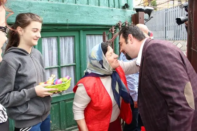 Foto FOTO. Primarul Emil Moţ a oferit coşuri cu alimente de Paşte, unor familii nevoiaşe din Slatina