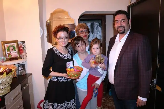 Foto FOTO. Primarul Emil Moţ a oferit coşuri cu alimente de Paşte, unor familii nevoiaşe din Slatina