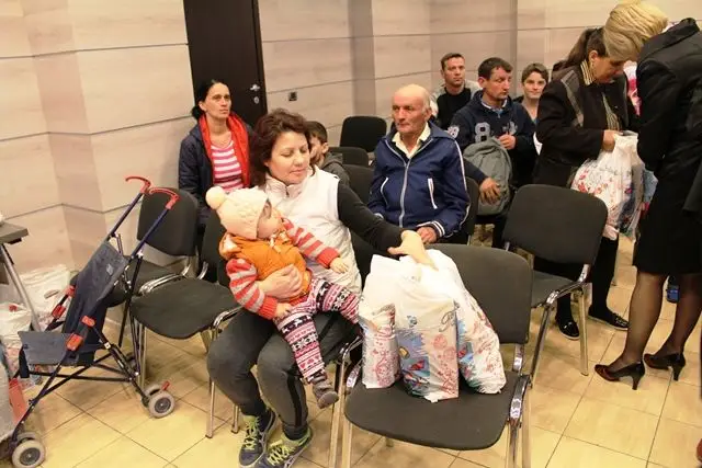Foto FOTO. Doamnele social-democrate din Olt, cadouri de Paște pentru familii nevoiaşe