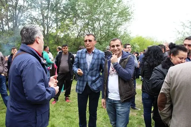 Foto FOTO. PSD a păstrat tradiţia şi a ieşit la iarbă verde, de 1 Mai. Sute de slătineni le-au fost alături social-democraţilor
