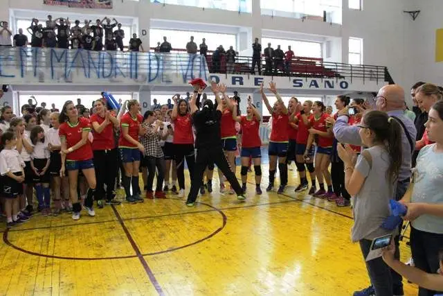 Foto GALERIE FOTO. CSM Slatina este în Liga Naţională. Promovarea, sărbătorită cu şampanie alături de suporteri