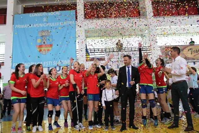 Foto GALERIE FOTO. CSM Slatina este în Liga Naţională. Promovarea, sărbătorită cu şampanie alături de suporteri