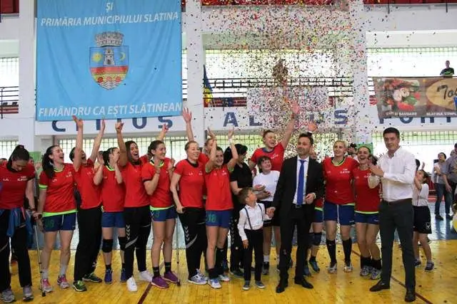 Foto GALERIE FOTO. CSM Slatina este în Liga Naţională. Promovarea, sărbătorită cu şampanie alături de suporteri