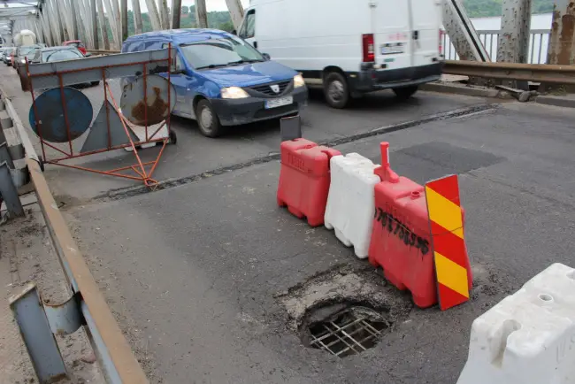 Foto FOTO. O nouă groapă a apărut în Podul Olt, la nici două luni după ce drumarii reparaseră o altă fisură (UPDATE)