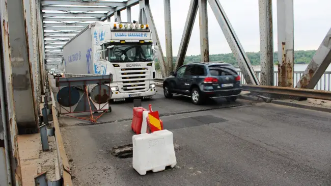 Foto FOTO. O nouă groapă a apărut în Podul Olt, la nici două luni după ce drumarii reparaseră o altă fisură (UPDATE)