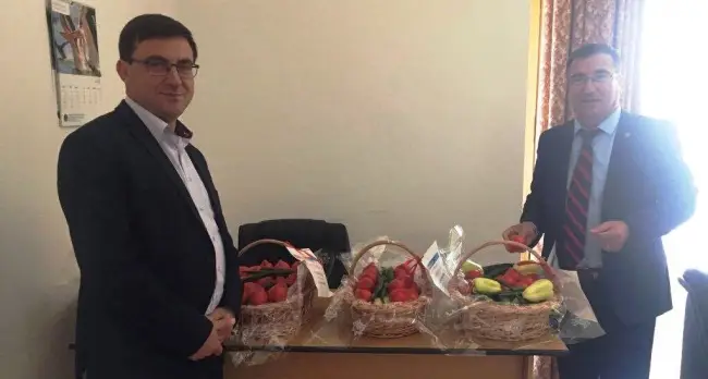 Foto FOTO. Primarul din Giuvărăşti, cu roşiile şi problemele legumicultorilor în Parlament. Deputatul Stănescu: „Asocierea în cooperative este singura variantă”