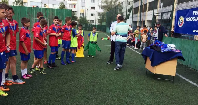 Foto FOTO. LPS Slatina, campioană la juniori D. Echipament sportiv oferit de AJF Olt, pentru performanţa realizată