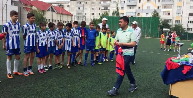 Foto FOTO. LPS Slatina, campioană la juniori D. Echipament sportiv oferit de AJF Olt, pentru performanţa realizată