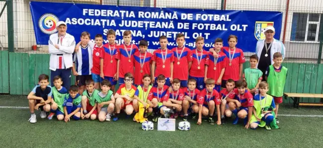 Foto FOTO. LPS Slatina, campioană la juniori D. Echipament sportiv oferit de AJF Olt, pentru performanţa realizată