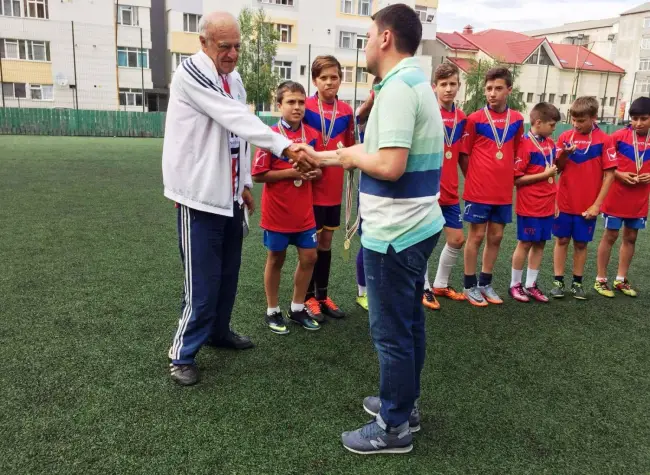 Foto FOTO. LPS Slatina, campioană la juniori D. Echipament sportiv oferit de AJF Olt, pentru performanţa realizată