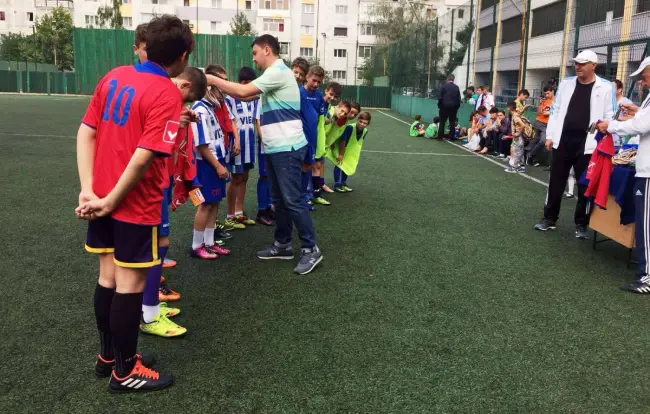 Foto FOTO. LPS Slatina, campioană la juniori D. Echipament sportiv oferit de AJF Olt, pentru performanţa realizată