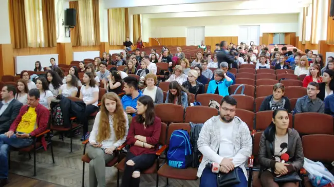 Foto Zeci de elevi olteni, premiaţi pentru mesajul puternic împotriva consumului de droguri. Elev de clasa a VI-a: „Drogurile ne pătează sufletul”