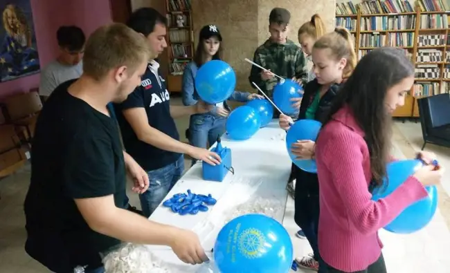 Foto Baloane şi teatru pentru copii, oferite de Rotary Slatina 