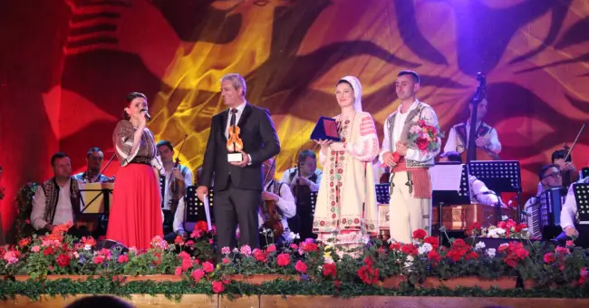 Foto FOTO. Trofeul primei ediţii a Festivalului Naţional de Folclor „Lică Militaru”, câştigat de o tânără din Gorj